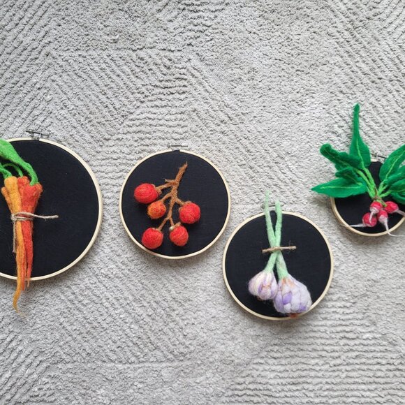 Vegetables on Embroidery Hoops | Handmade | Wool Needle Felting 1 Piece: Garlic - Picture 9 of 10